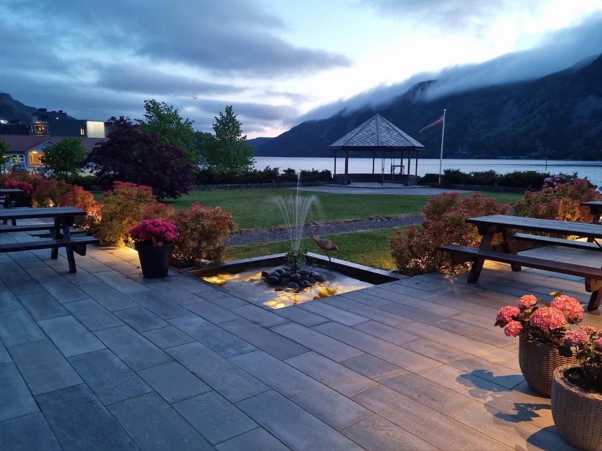 Bremanger Fjord Hotell Svelgen Bagian luar foto